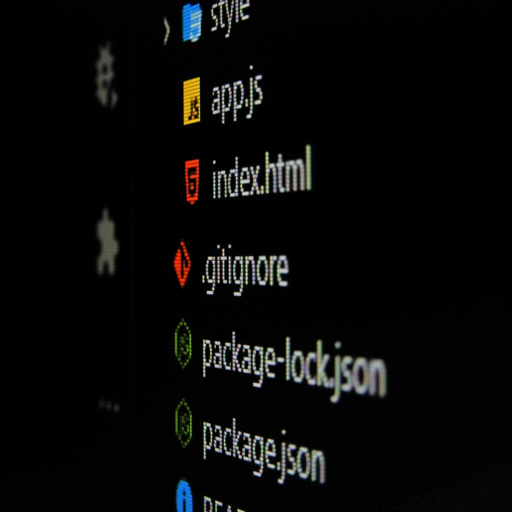 Tela escura com estrutura de arquivos de projeto, incluindo index.html, .gitignore e package-lock.json, representando análise de código e segurança no ciclo de desenvolvimento.