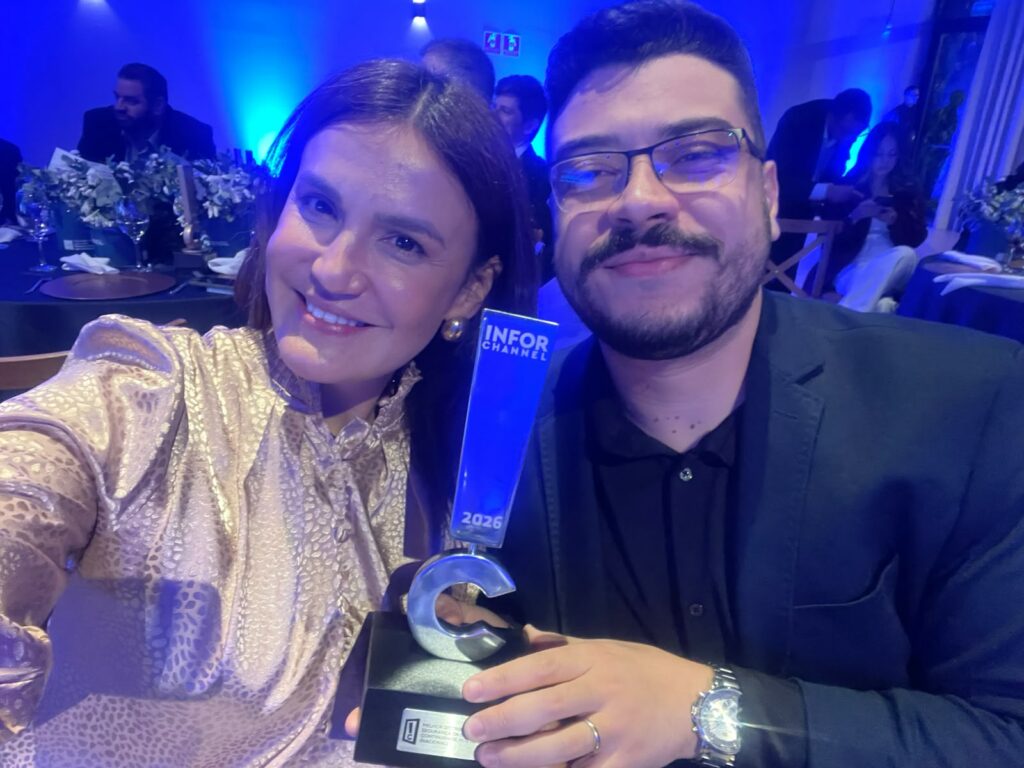 Gabriel Prevelate e Sara Braga, da Nova8, no Prêmio Infor Channel Destaques de TIC 2026.