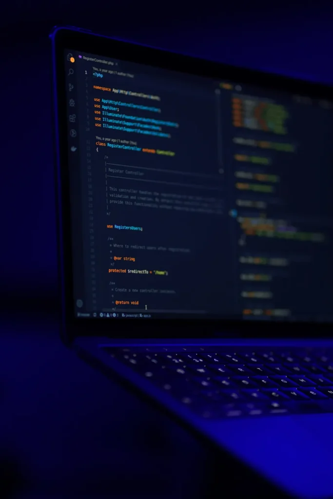 Notebook com código-fonte aberto em ambiente escuro
