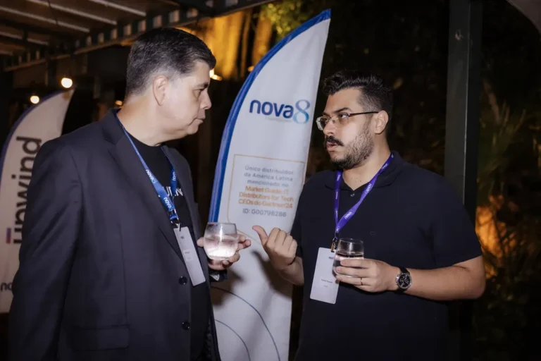 Convidados conversando no evento de 10 anos da Nova8