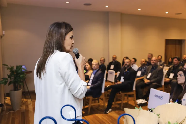 Palestrante fala ao público no evento da Nova8