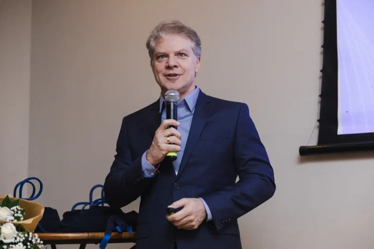 Executivo apresenta no palco do evento da Nova8