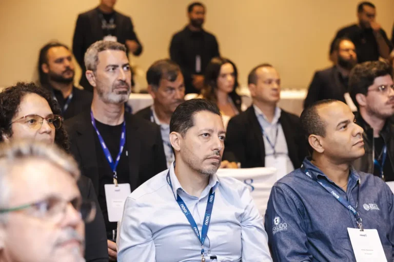 Participantes atentos à palestra no evento da Nova8