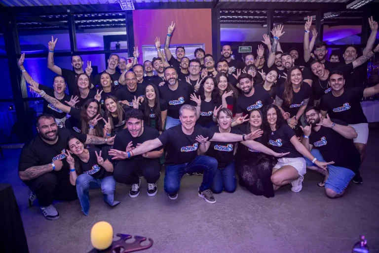Equipe e parceiros da Nova8 celebram em evento