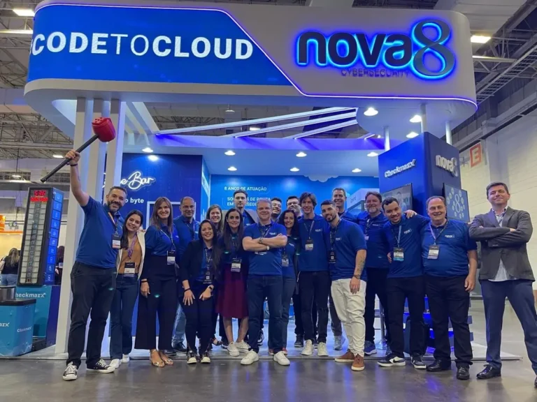Equipe da Nova8 no estande Code to Cloud