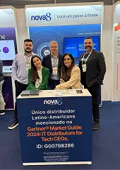 Estande da Nova8 destacando a menção no Gartner Market Guide 2024