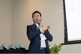 Palestrante em evento da Nova8