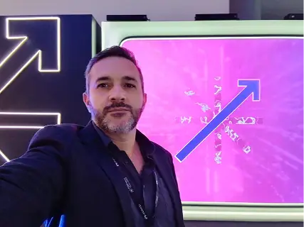 Representante da Nova8 em evento de tecnologia