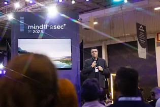 Representante da Nova8 em evento de tecnologia