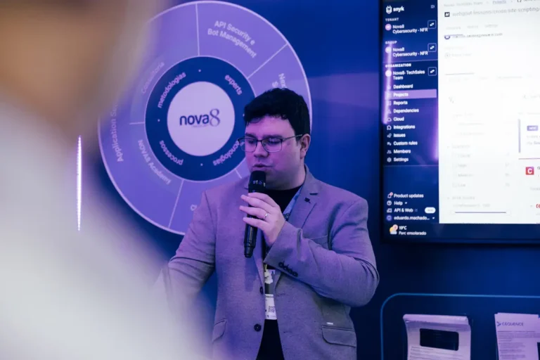 Apresentação de soluções no estande da Nova8