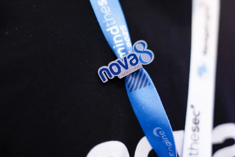 Cordão do Mind The Sec com o logotipo da Nova8