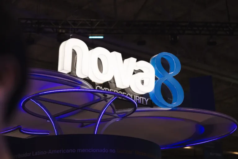 Logotipo 3D da Nova8 no estande do Mind The Sec