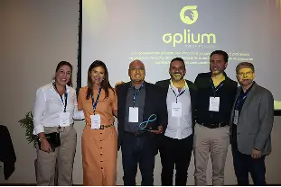 Premiação de parceiro em evento da Nova8