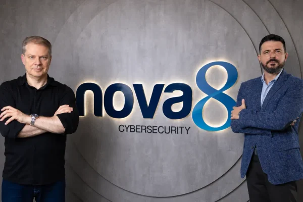 Executivos da Nova8 em frente ao logotipo da empresa